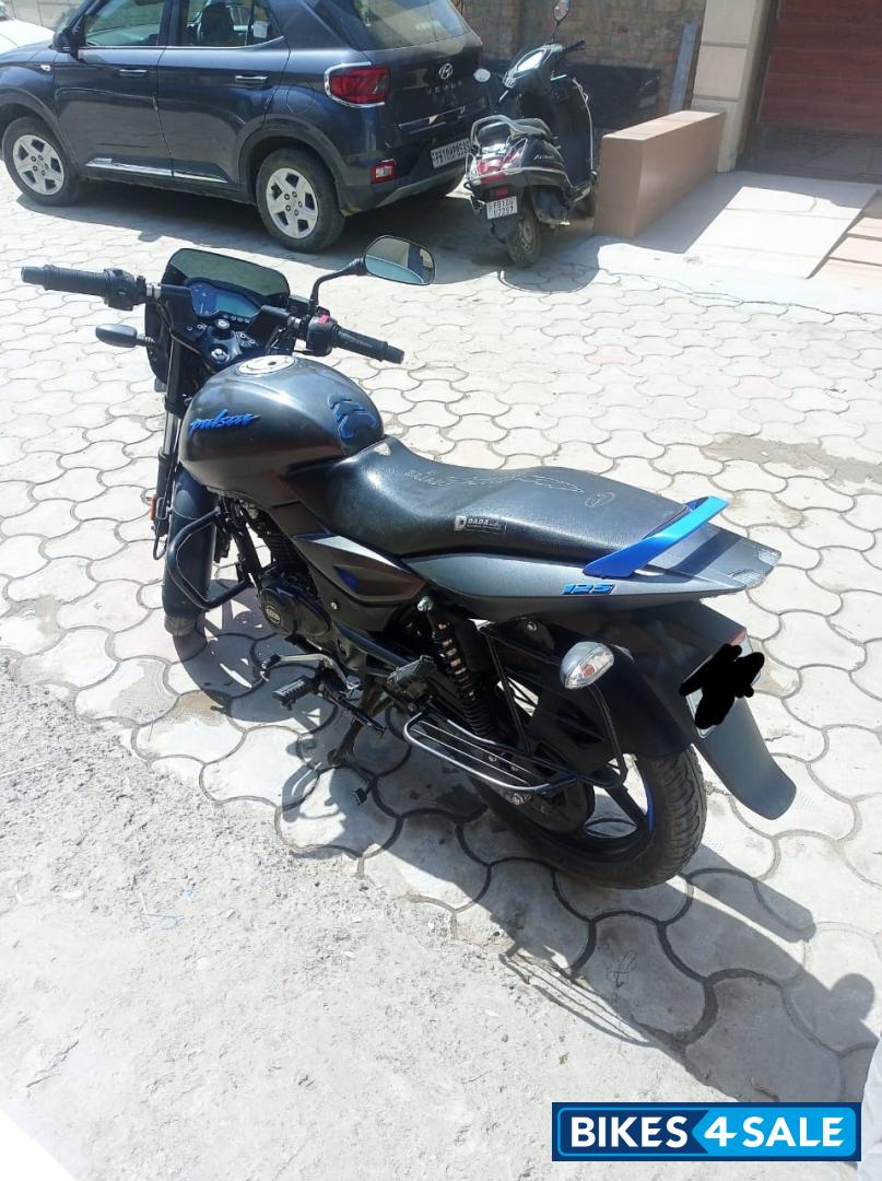 Bajaj Pulsar 125 Neon Disc Single Seat