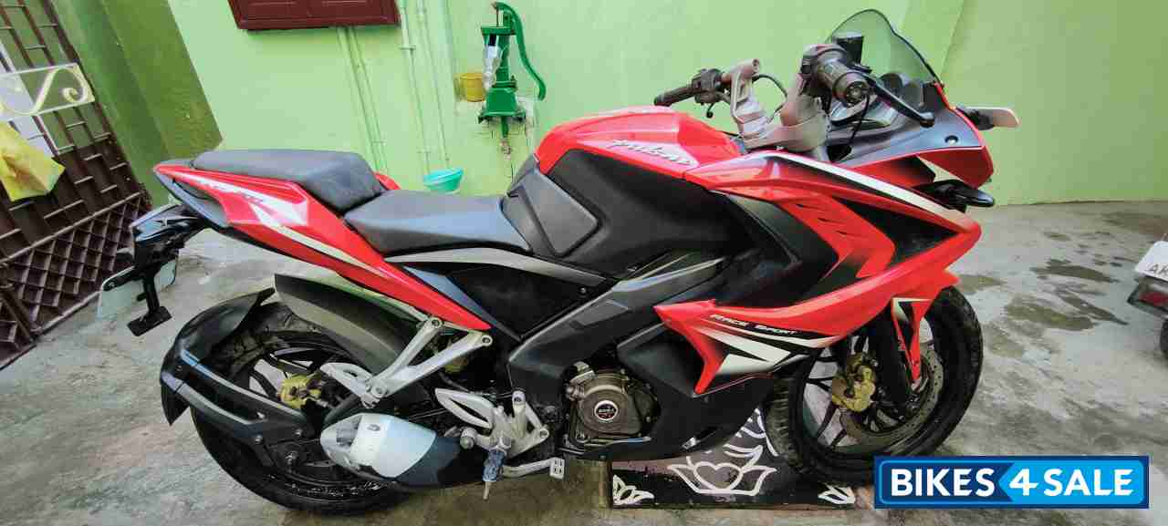 Red Bajaj Pulsar RS 200