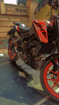 Orange KTM Duke 125
