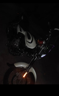 White Bajaj Avenger Springe 220