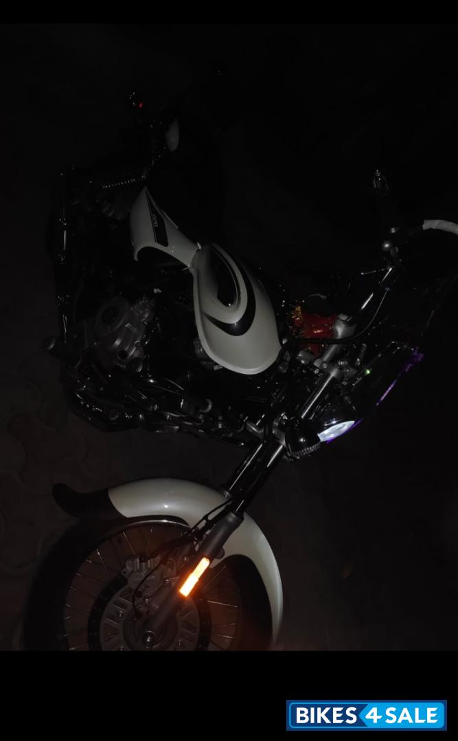 White Bajaj Avenger Springe 220