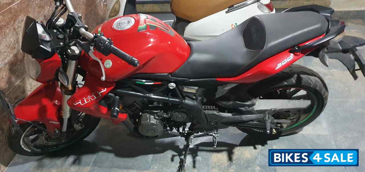 Red Benelli TNT 300