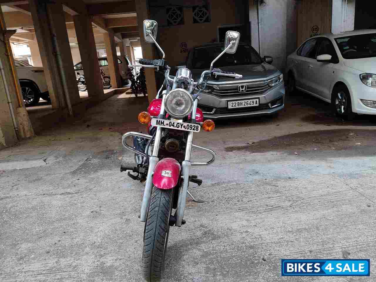 Red Bajaj Avenger 220 DTS-i