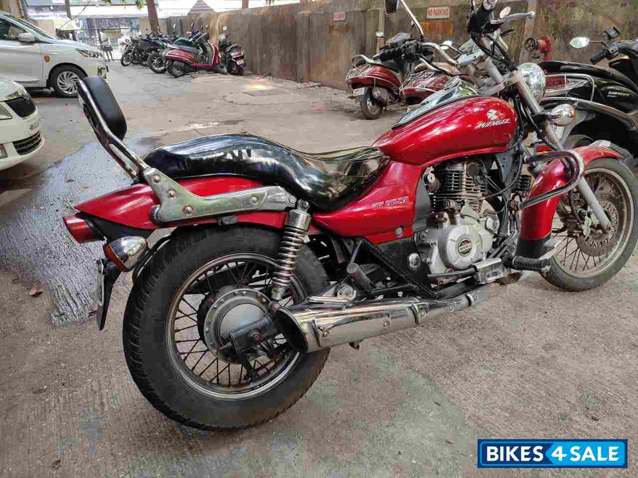 Red Bajaj Avenger 220 DTS-i