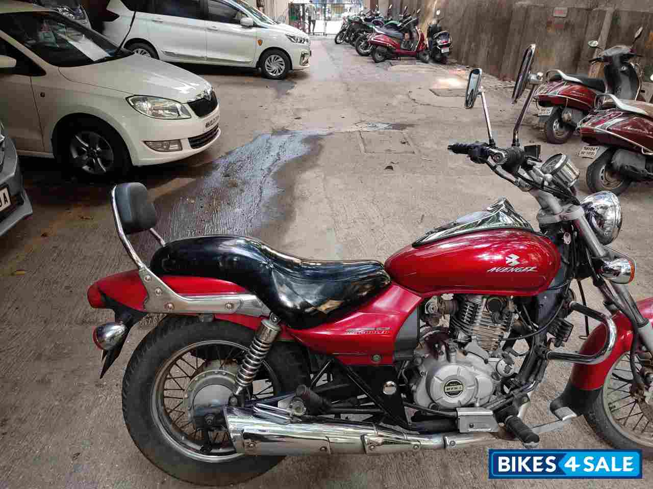 Red Bajaj Avenger 220 DTS-i