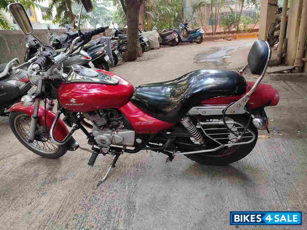 Red Bajaj Avenger 220 DTS-i
