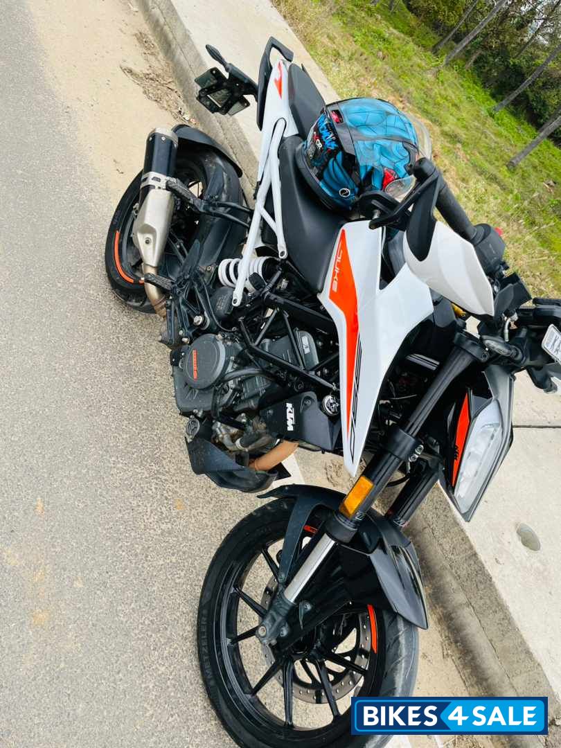 White KTM Duke 390 BS6