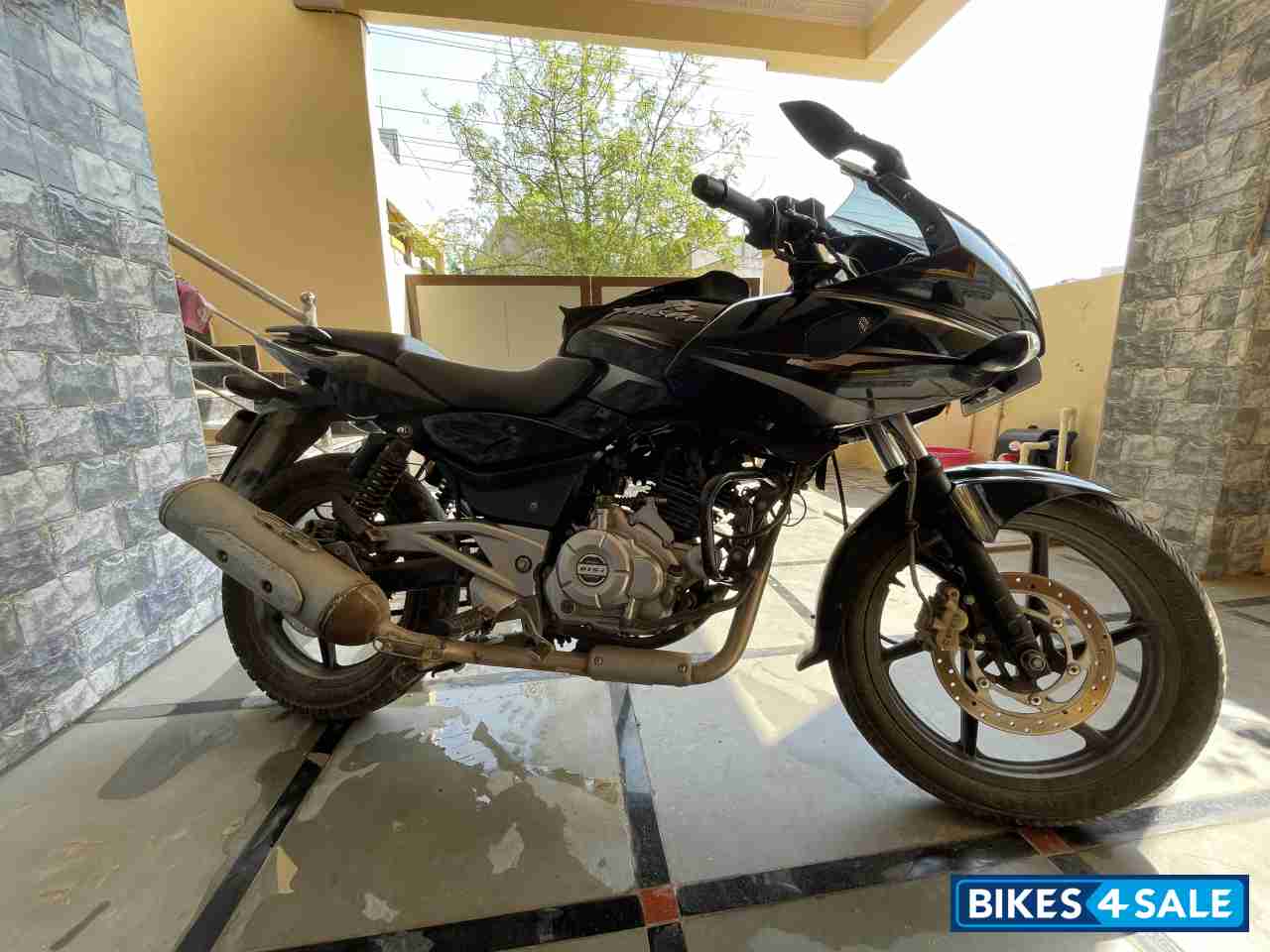 Bajaj Pulsar 220F