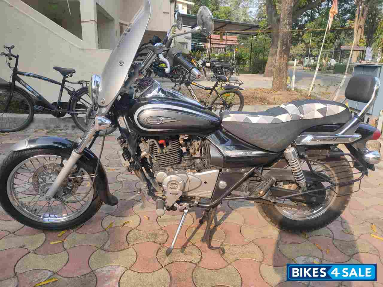Black Abony Bajaj Avenger Cruise 220