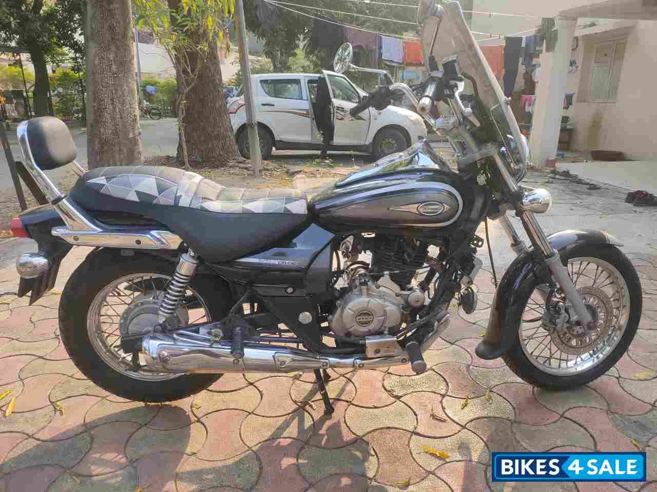Black Abony Bajaj Avenger Cruise 220