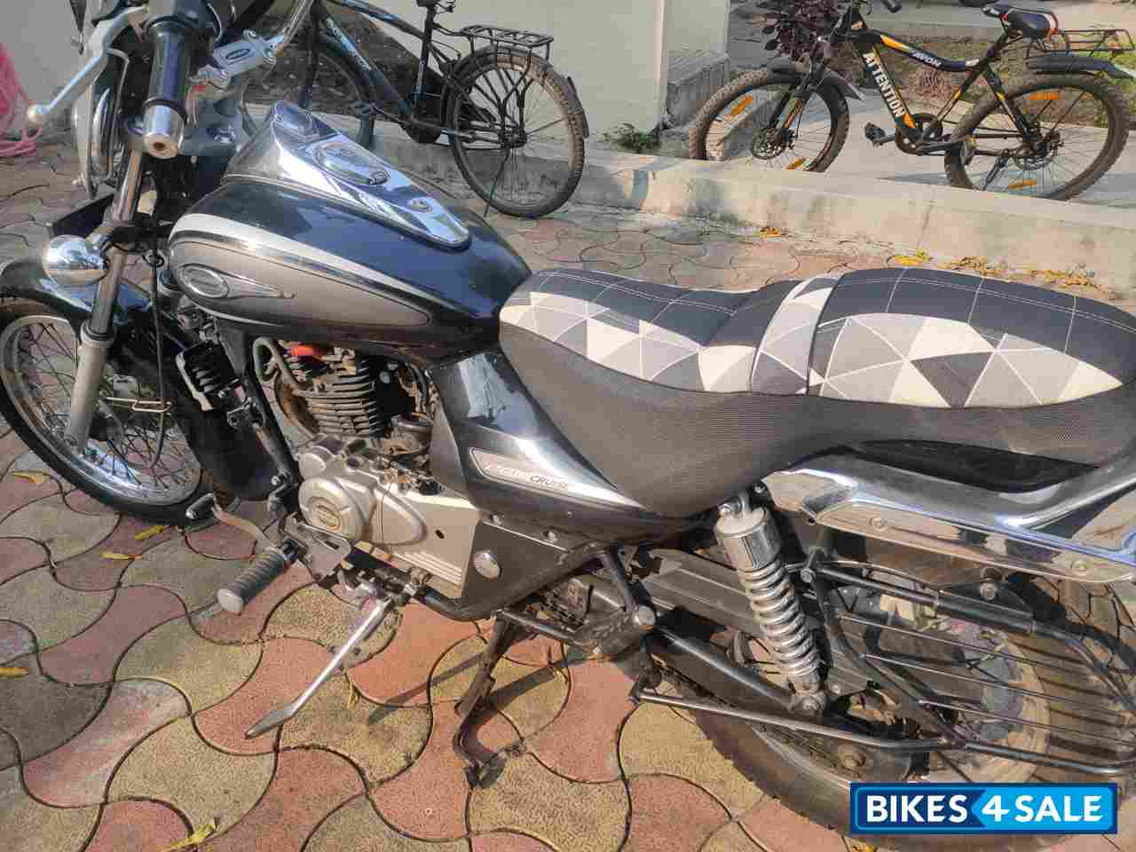 Black Abony Bajaj Avenger Cruise 220