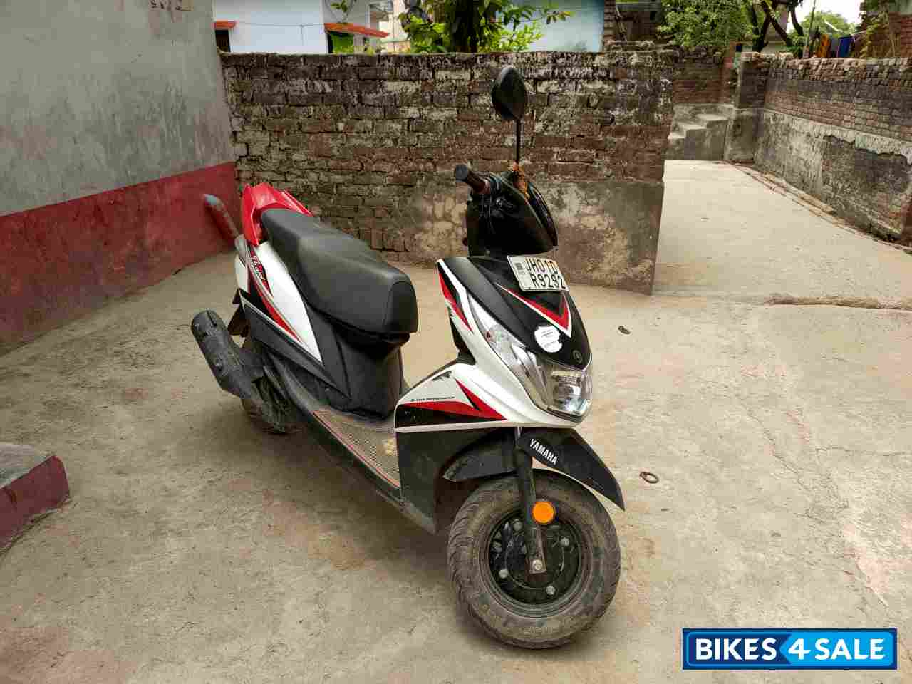 White Red Yamaha Ray Z