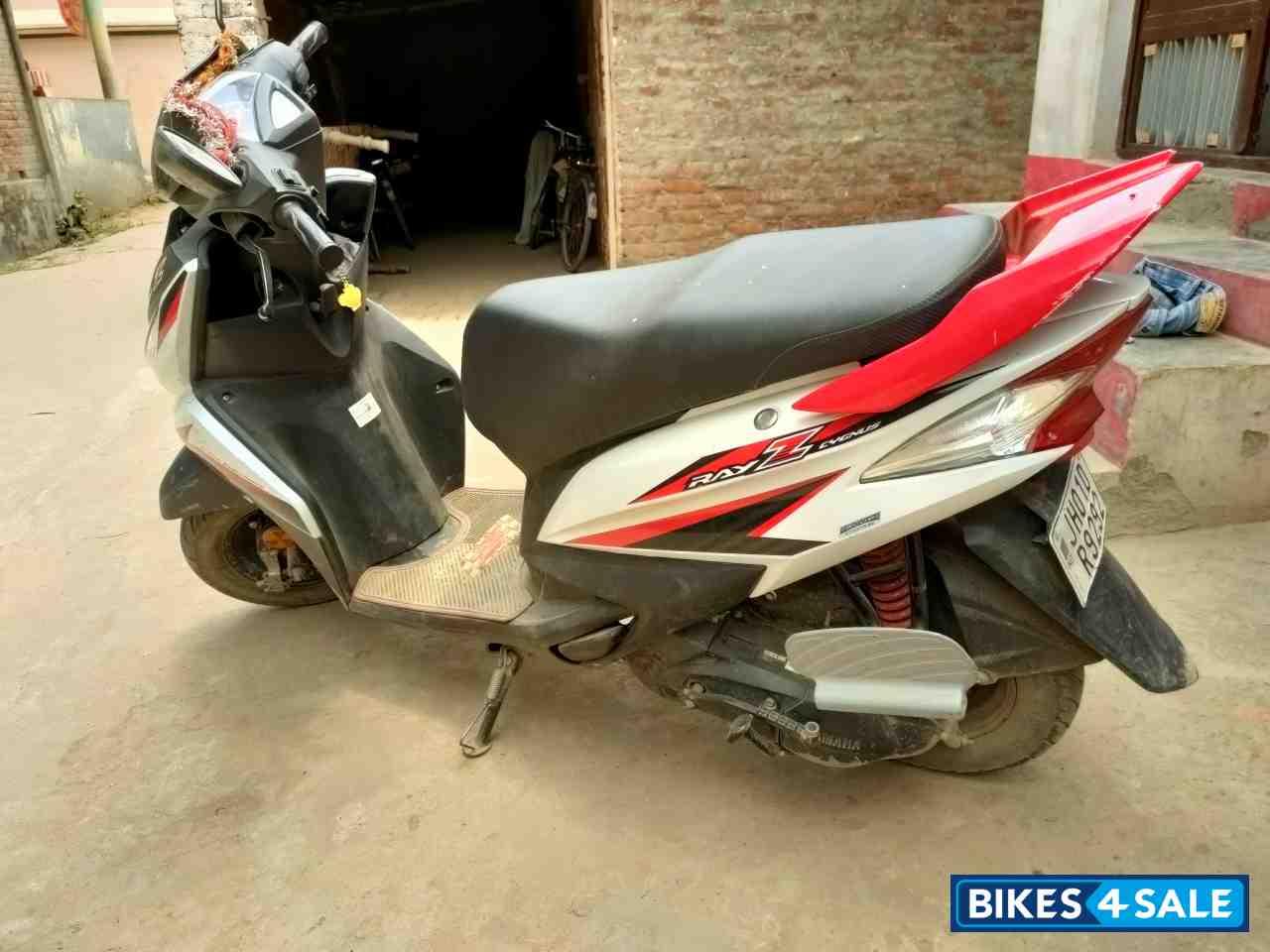 White Red Yamaha Ray Z