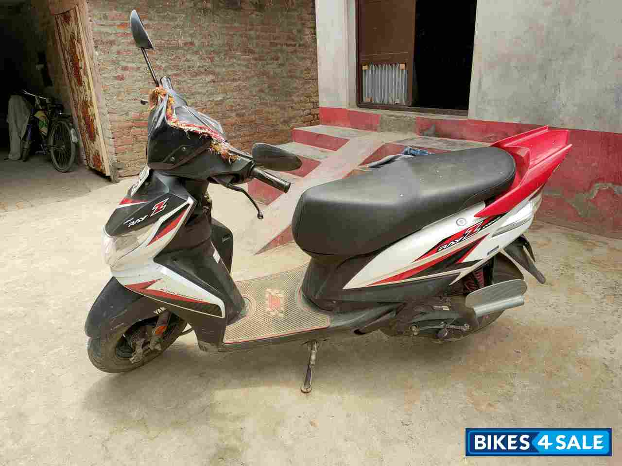 White Red Yamaha Ray Z