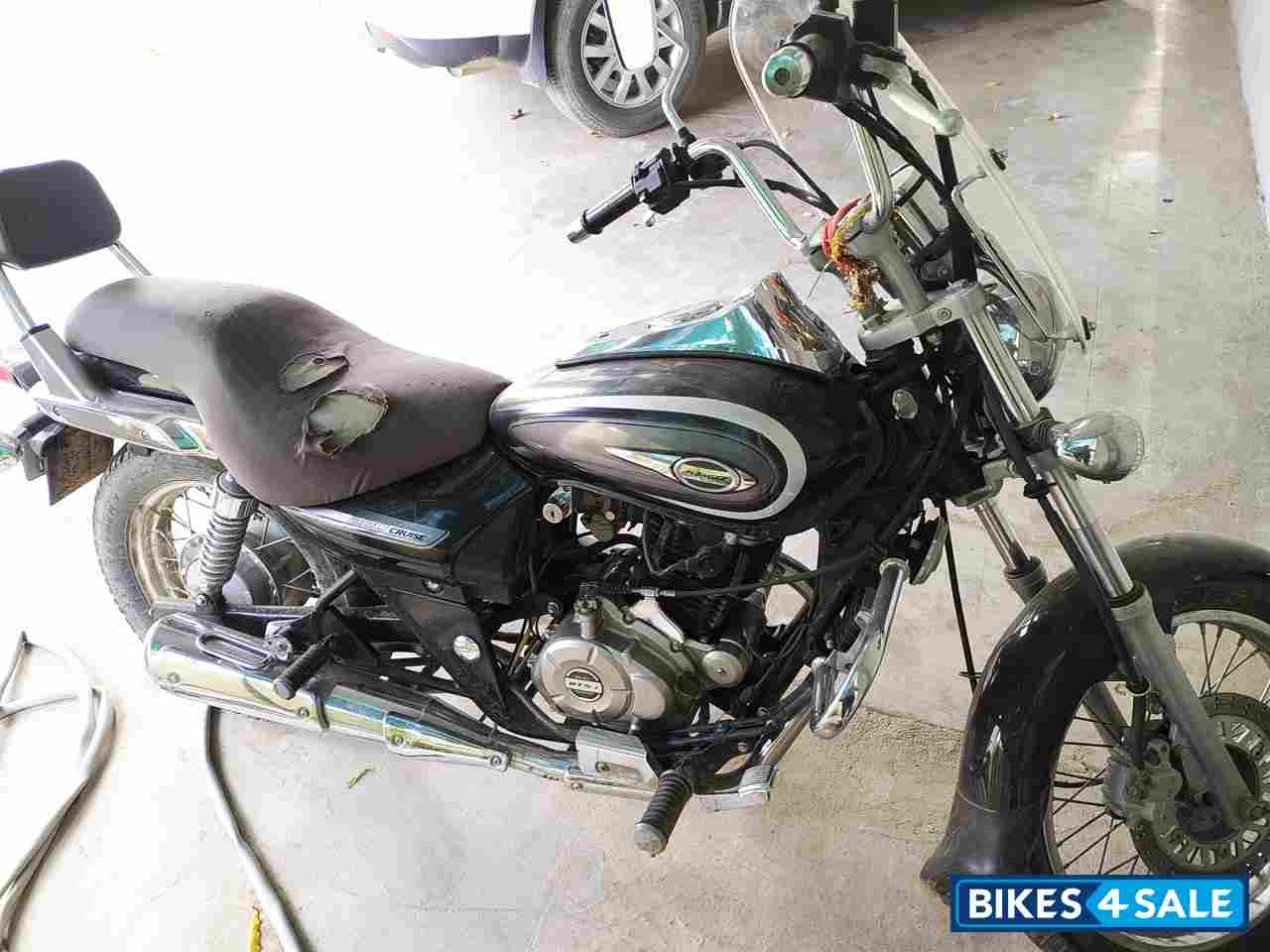 Black Bajaj Avenger Cruise 220