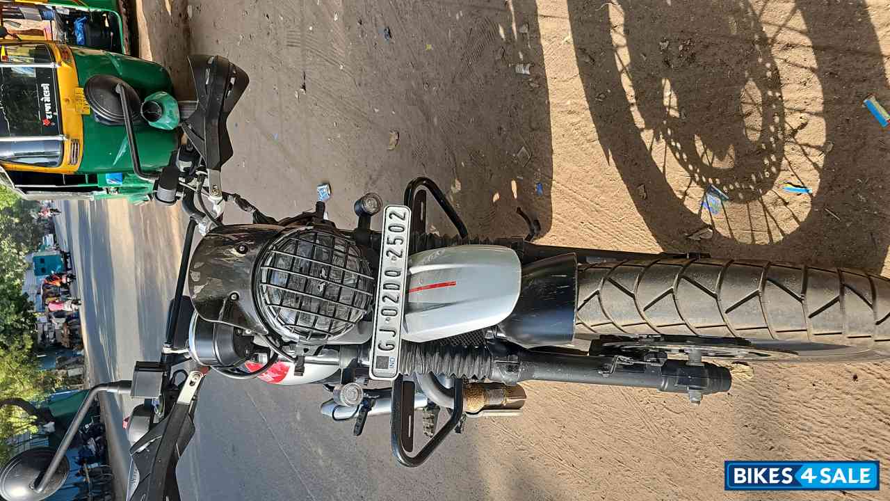 Yezdi Scrambler Dual Tone