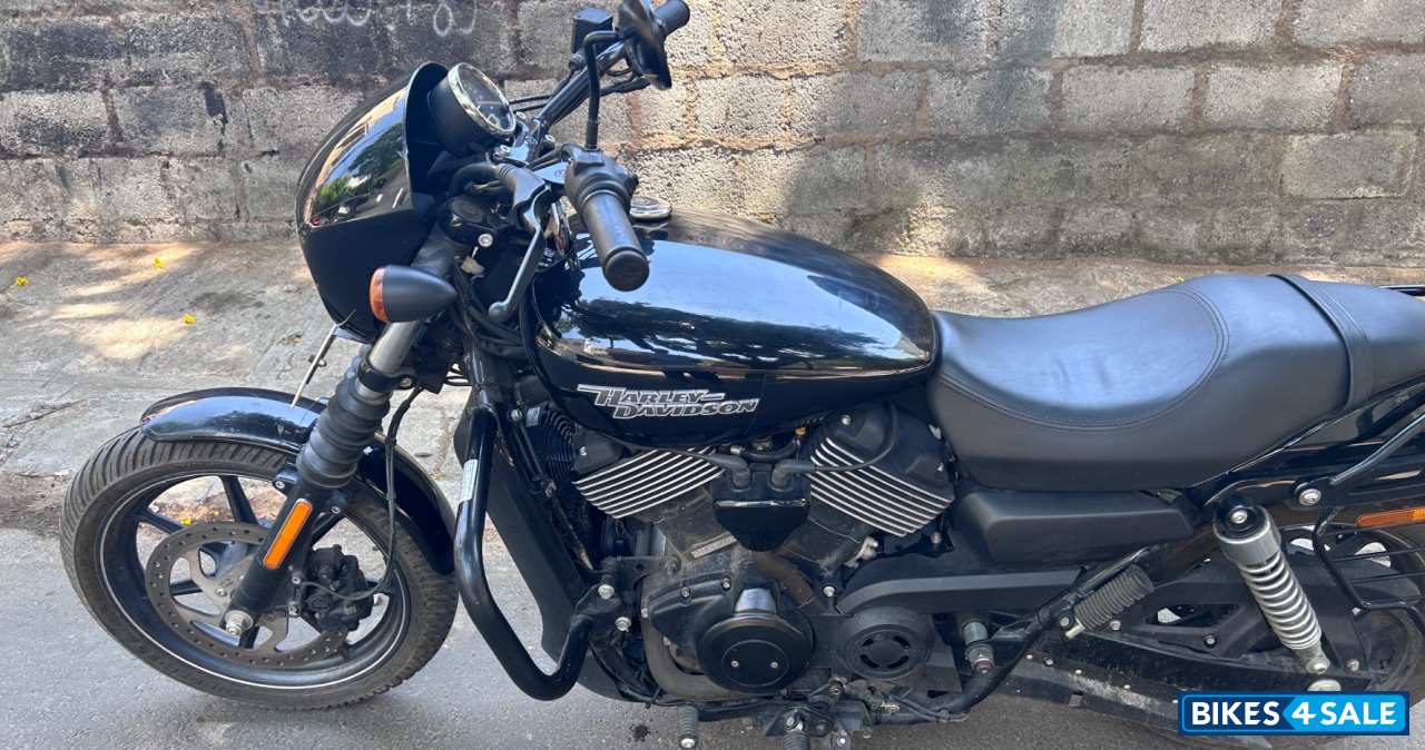 Black Harley Davidson Street 750