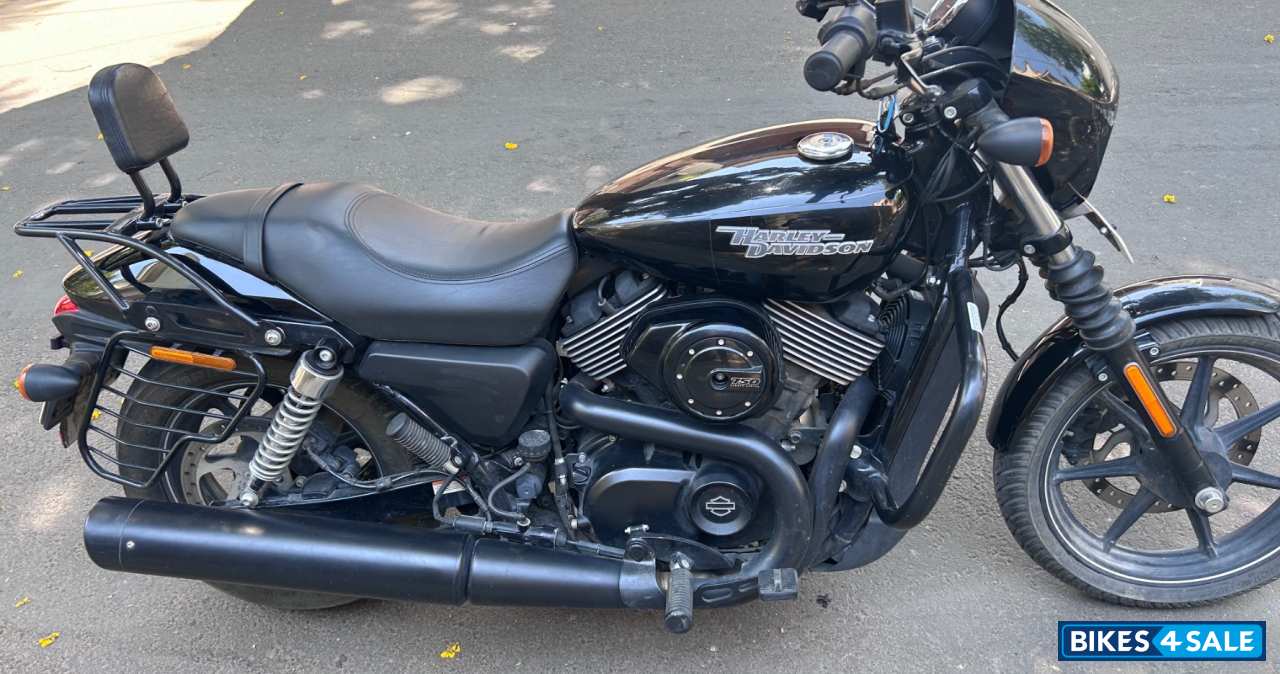 Black Harley Davidson Street 750