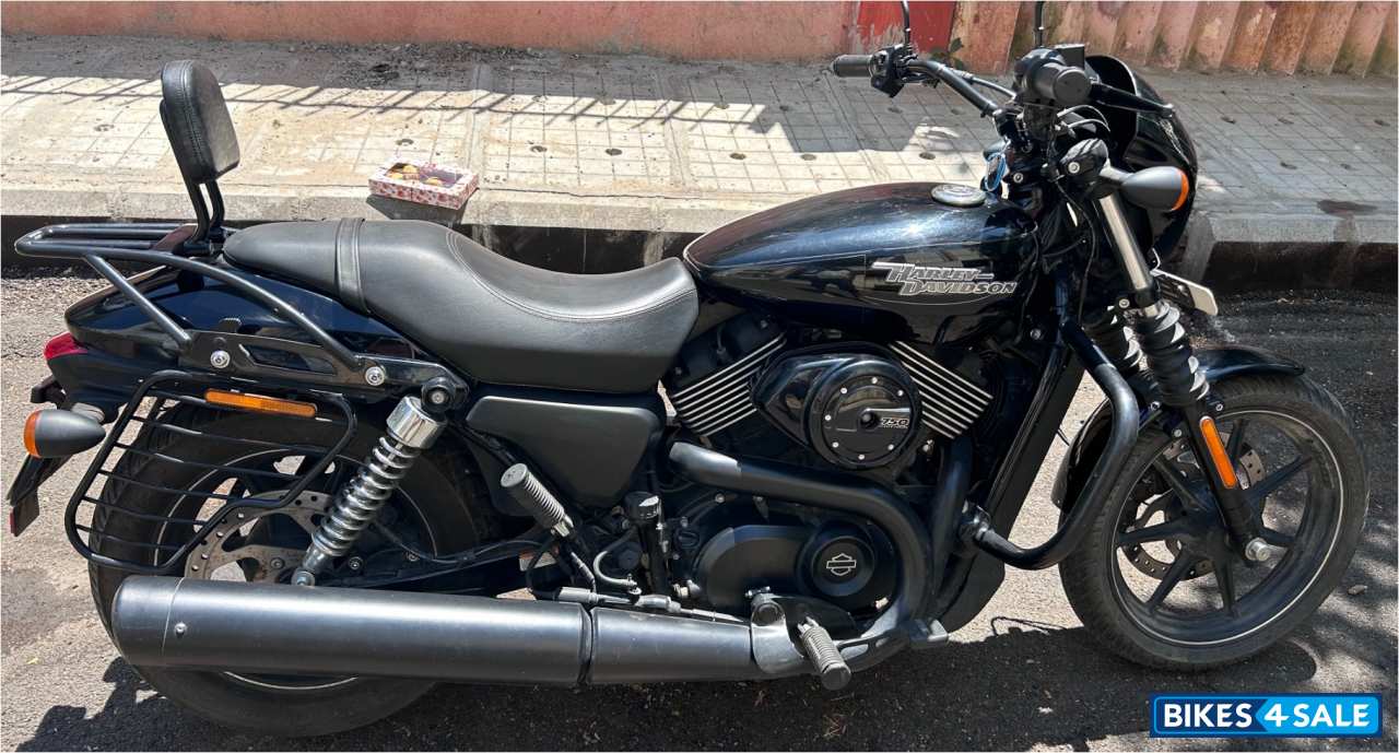 Black Harley Davidson Street 750
