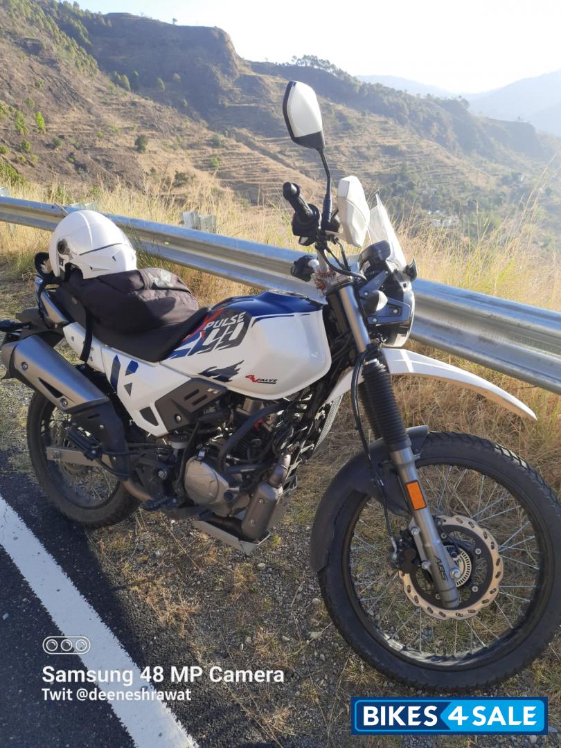 White / Blue Hero Xpulse 200 4V