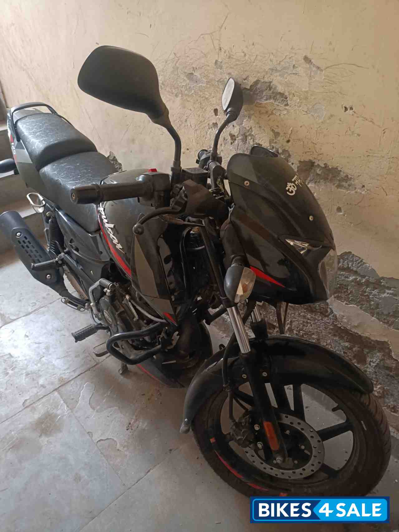 Black Bajaj Pulsar 125 Split Seat