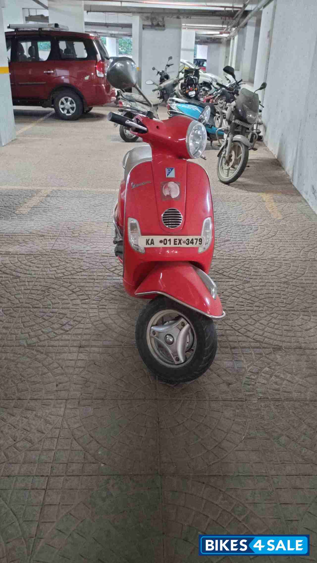 Red Vespa LX 125