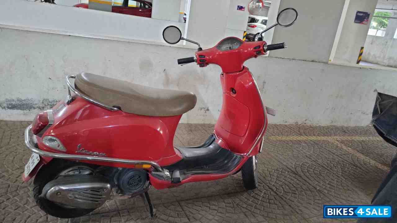 Red Vespa LX 125