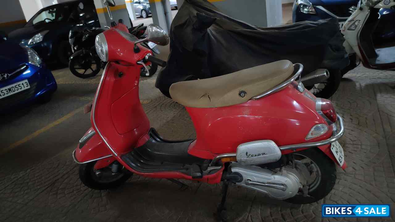 Red Vespa LX 125