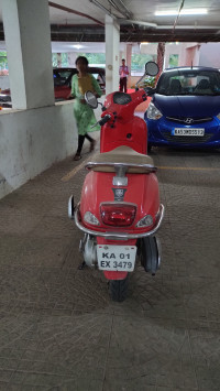 Red Vespa LX 125