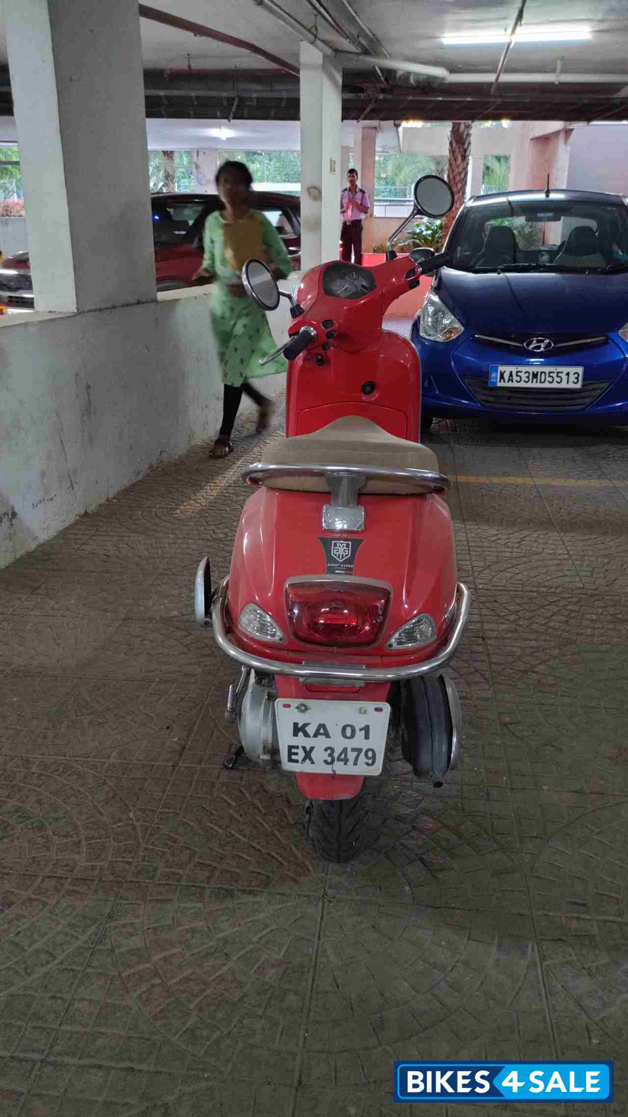 Red Vespa LX 125