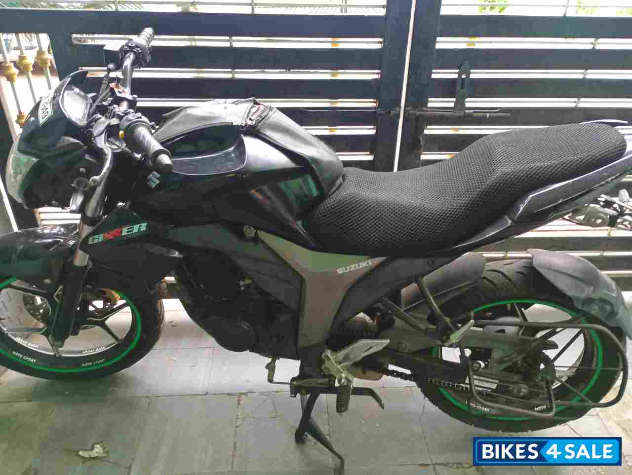 Black Suzuki Gixxer 150