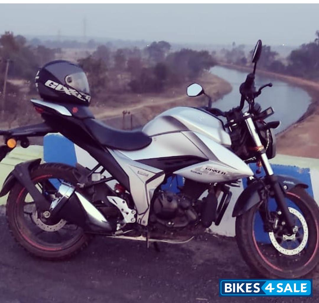 White Suzuki Gixxer BS6
