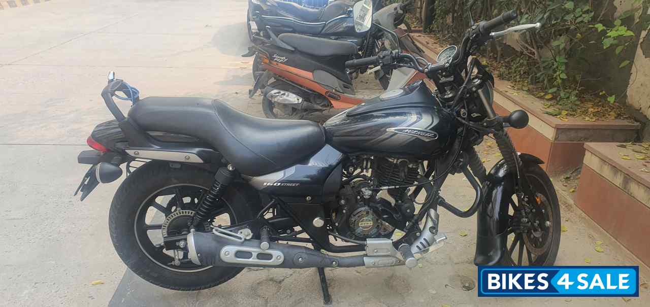 Black Bajaj Avenger Street 160 BS6