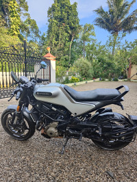 Silver Husqvarna Vitpilen 250