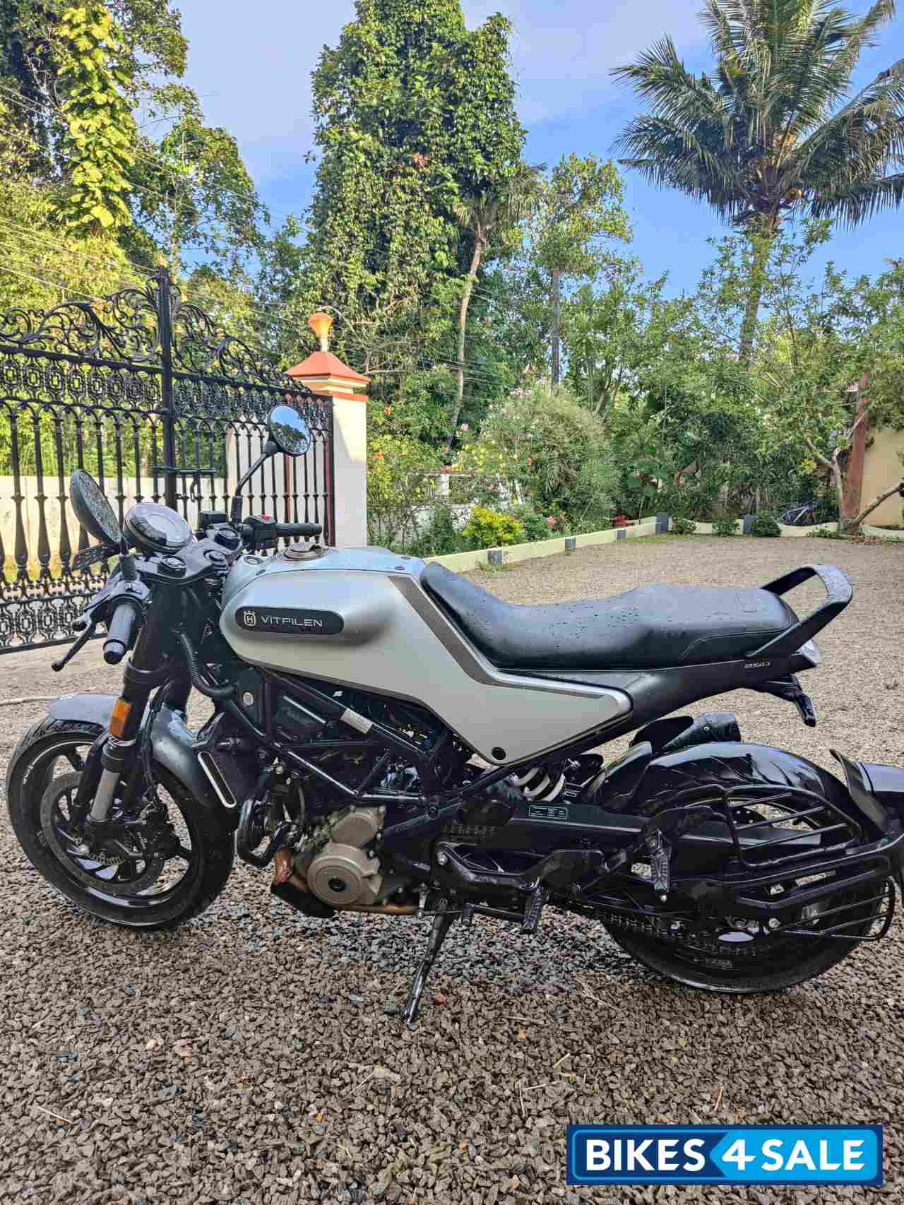 Silver Husqvarna Vitpilen 250