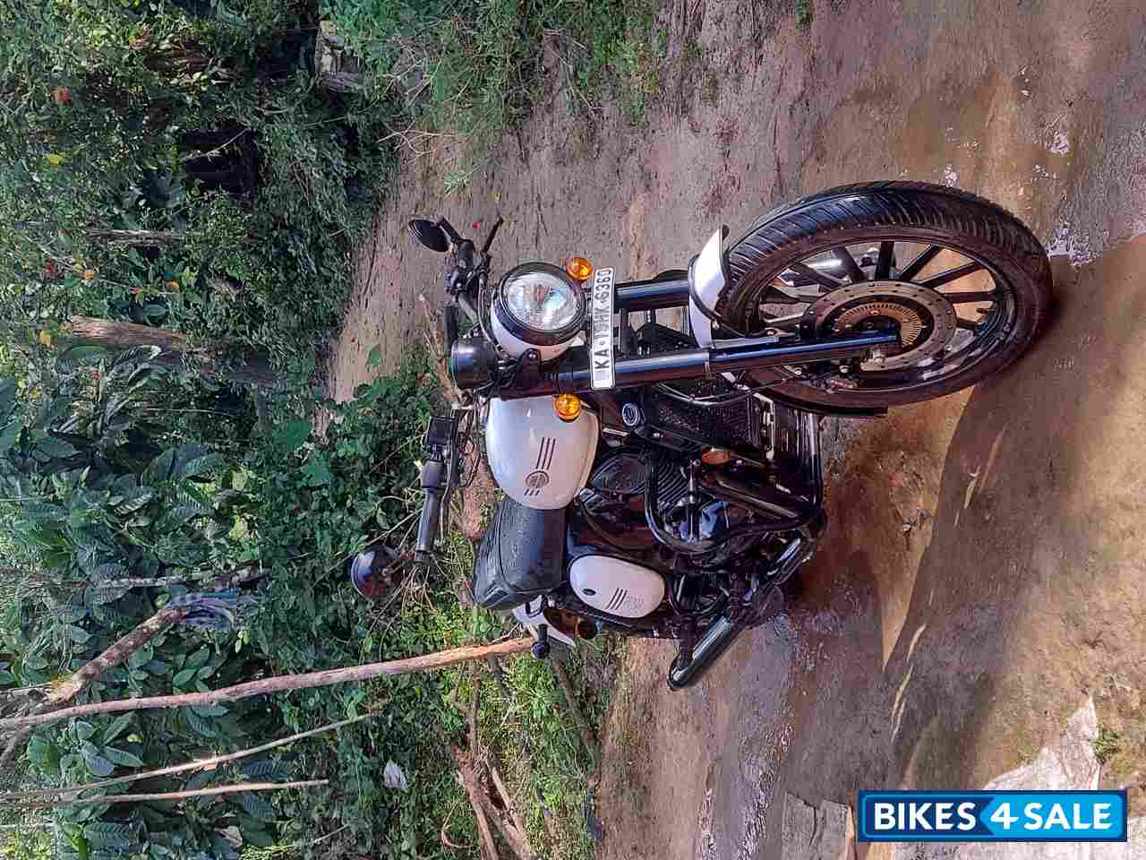 Jawa 42 Dual Channel ABS Sirius White