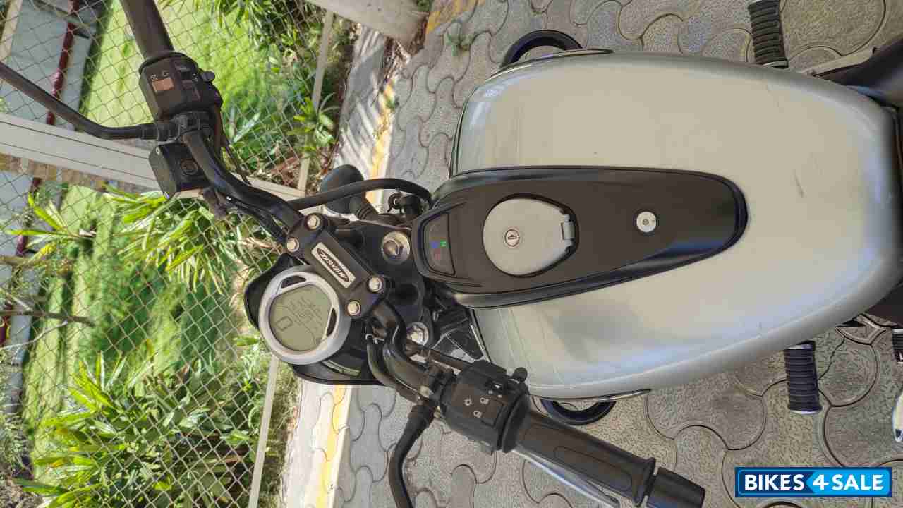 Black Bajaj Avenger Street 220 BS6 Black Bajaj Avenger Street 220 BS6