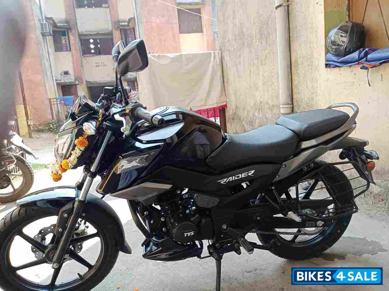 Black TVS Raider 125