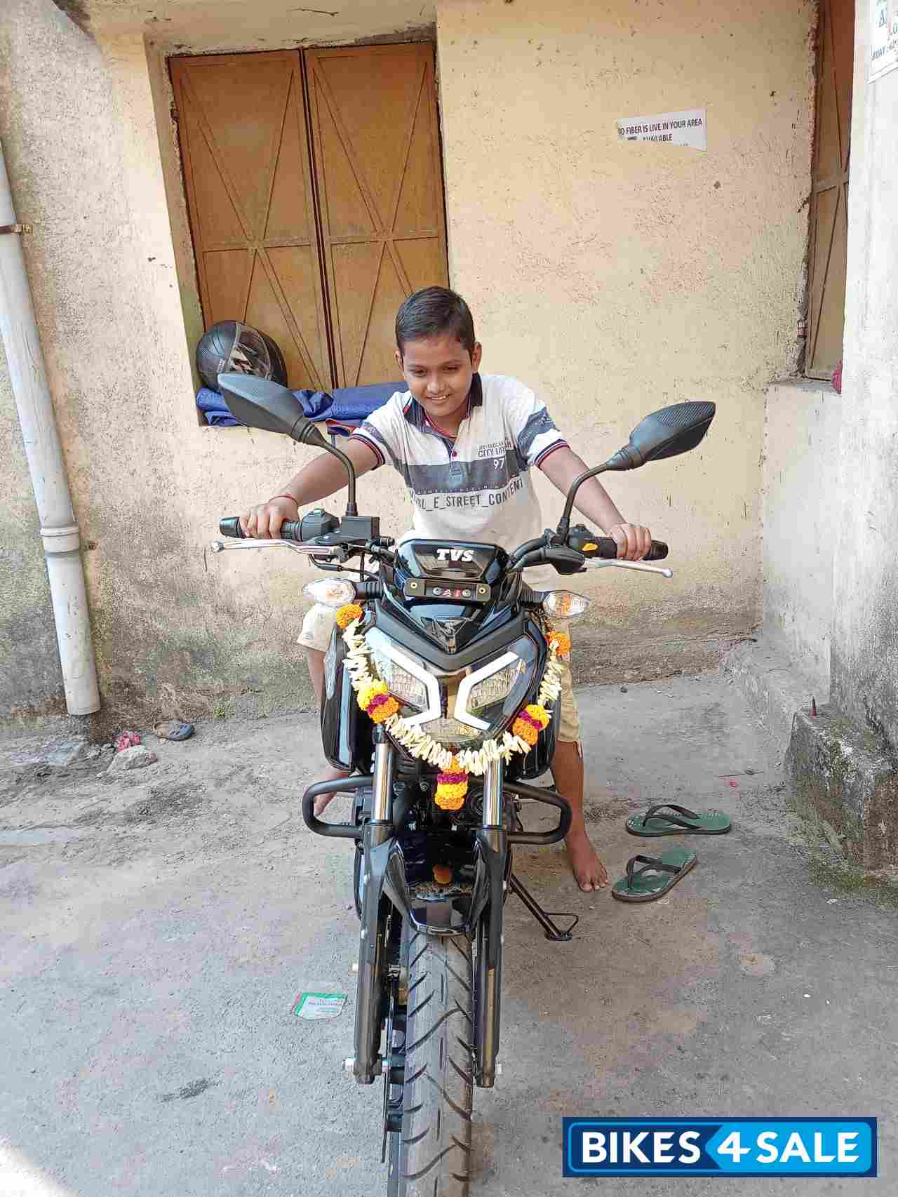 Black TVS Raider 125