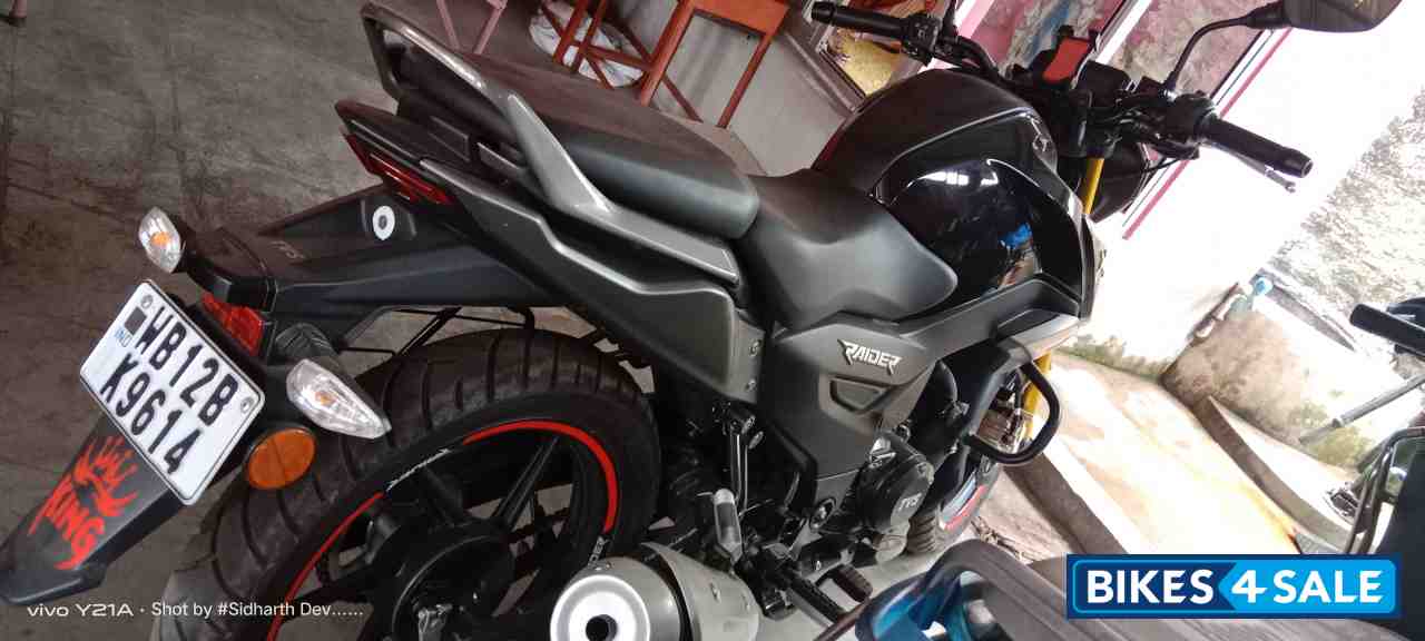 Black TVS Raider 125