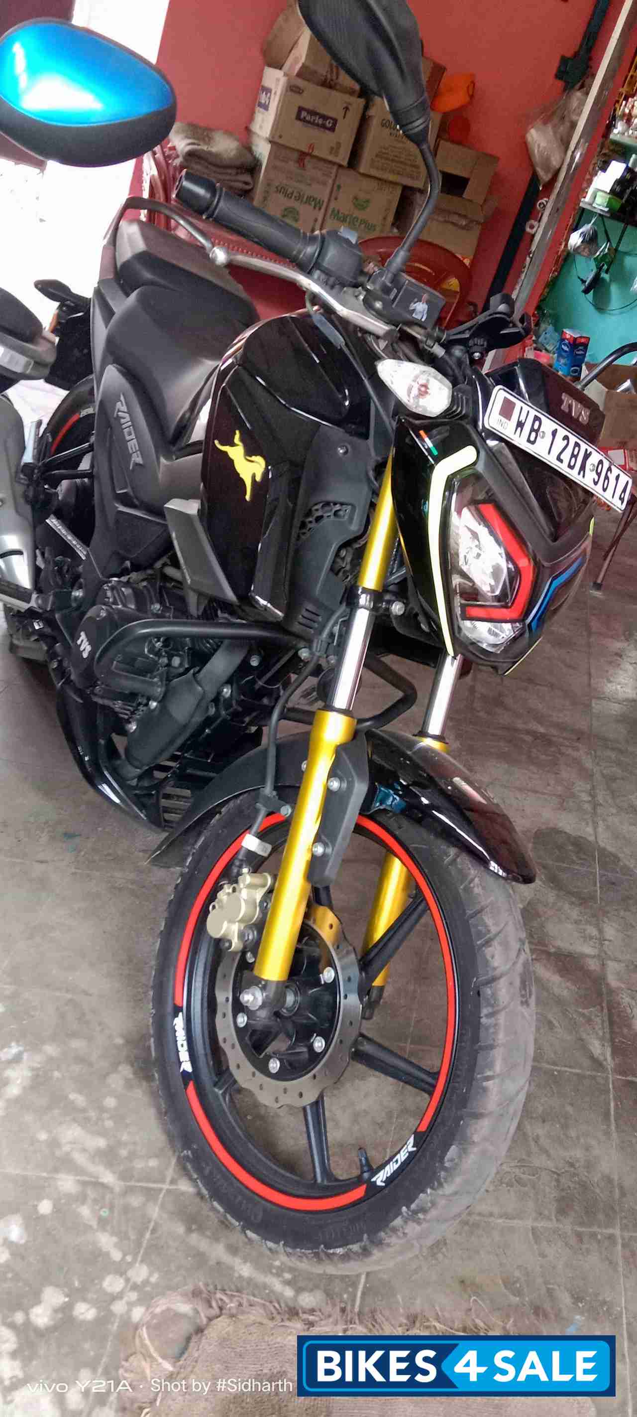 Black TVS Raider 125