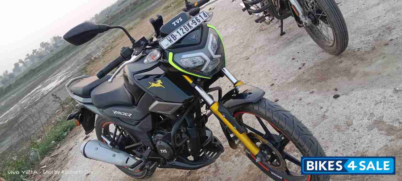 Black TVS Raider 125