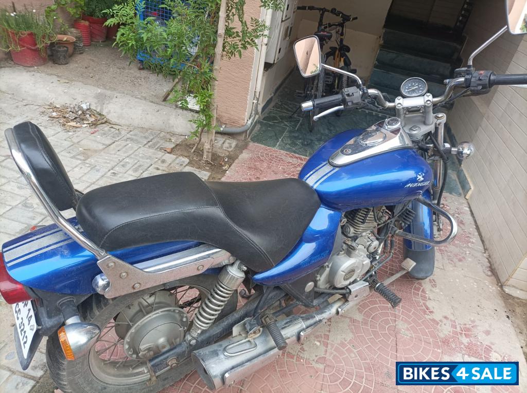 Blue Bajaj Avenger 220 DTS-i