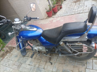 Blue Bajaj Avenger 220 DTS-i