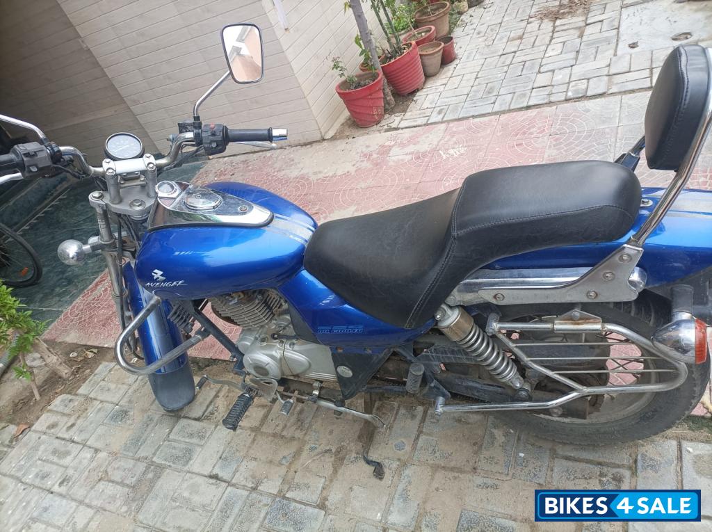 Blue Bajaj Avenger 220 DTS-i