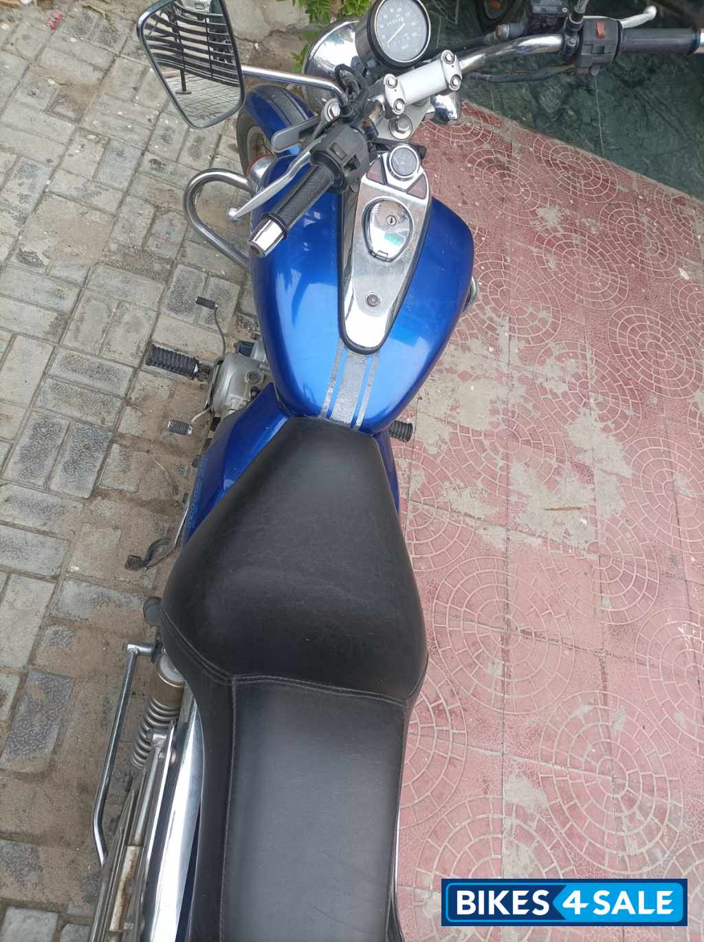 Blue Bajaj Avenger 220 DTS-i