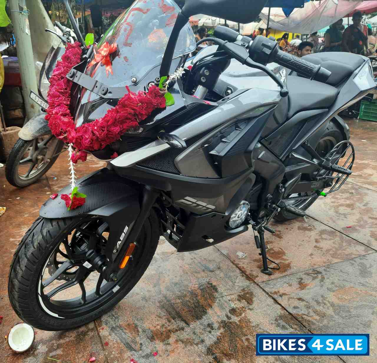 Bajaj Pulsar RS 200 ABS