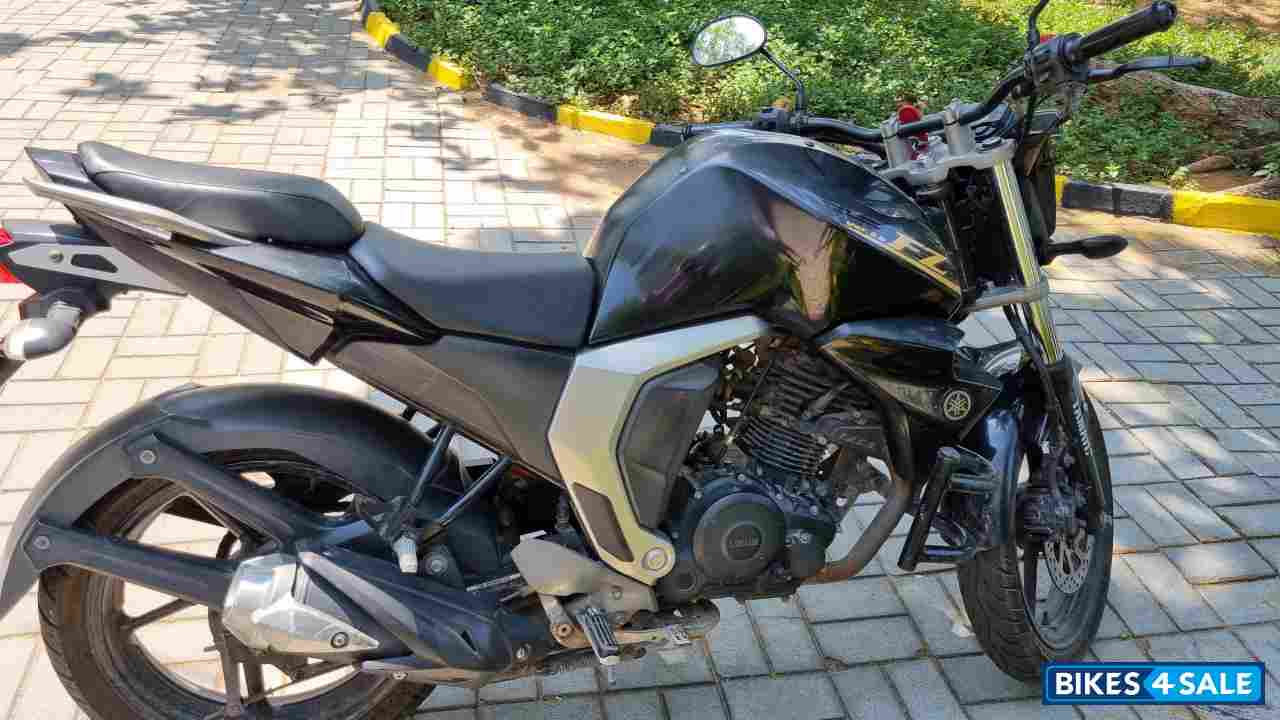 Black Yamaha FZ FI V2 Black Yamaha FZ FI V2