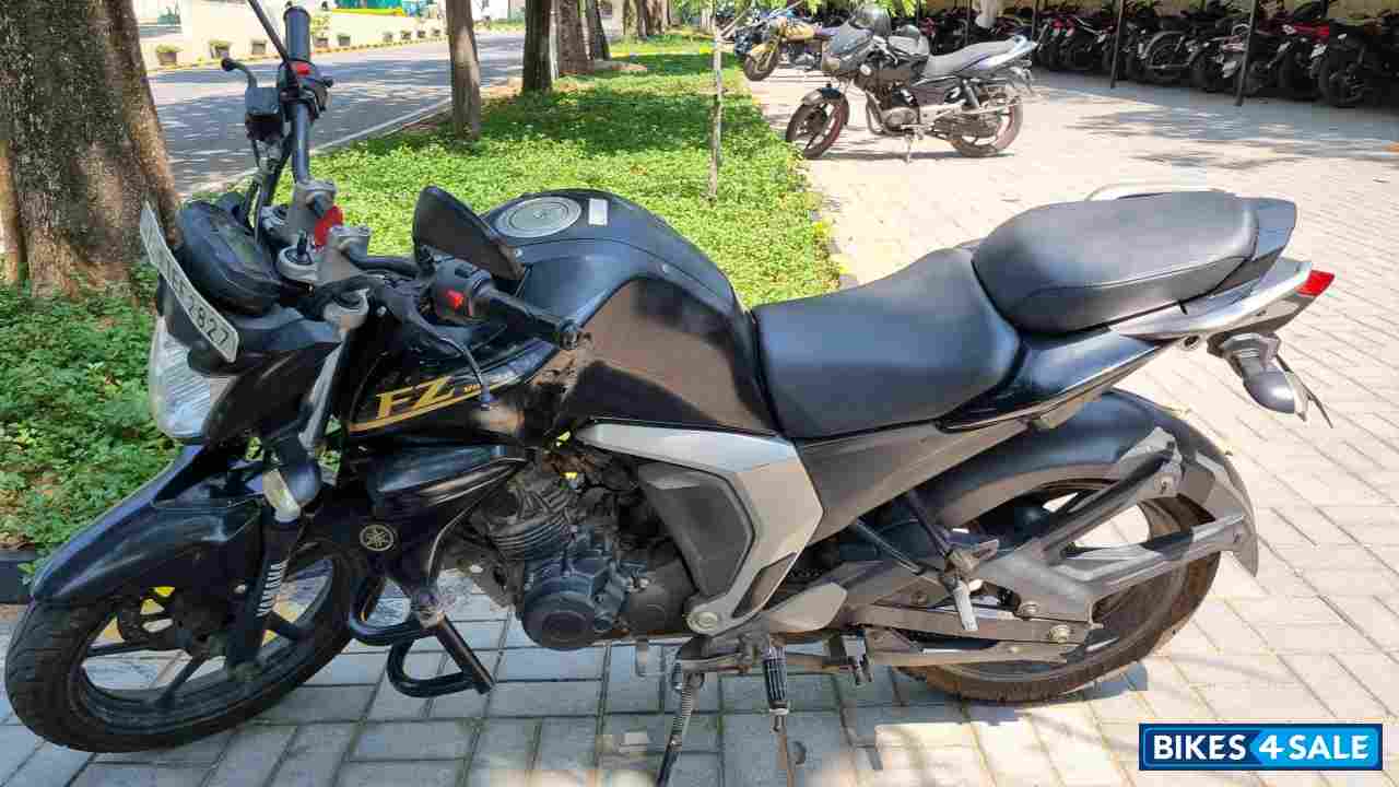 Black Yamaha FZ FI V2 Black Yamaha FZ FI V2