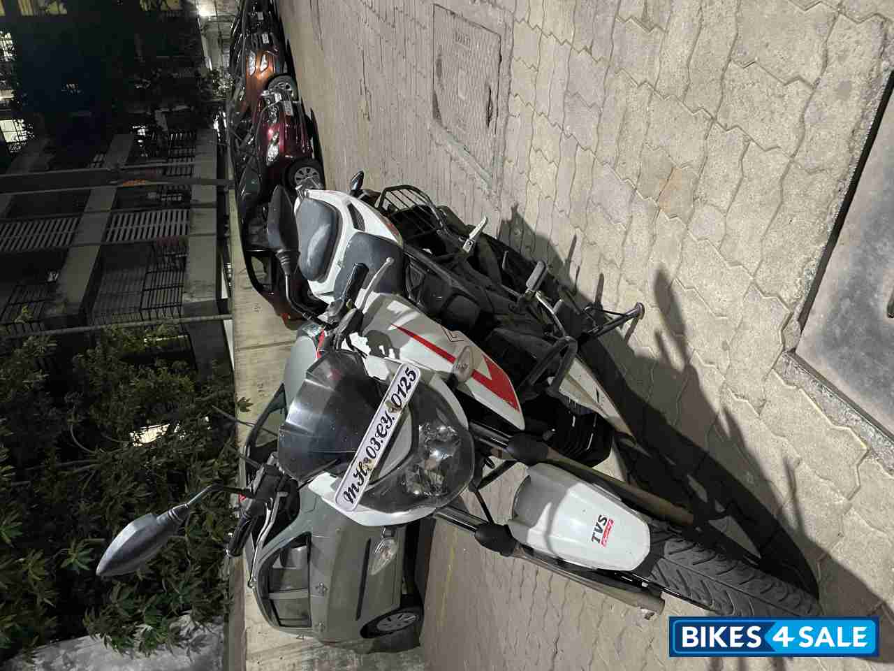 White TVS Apache RTR 200 4V